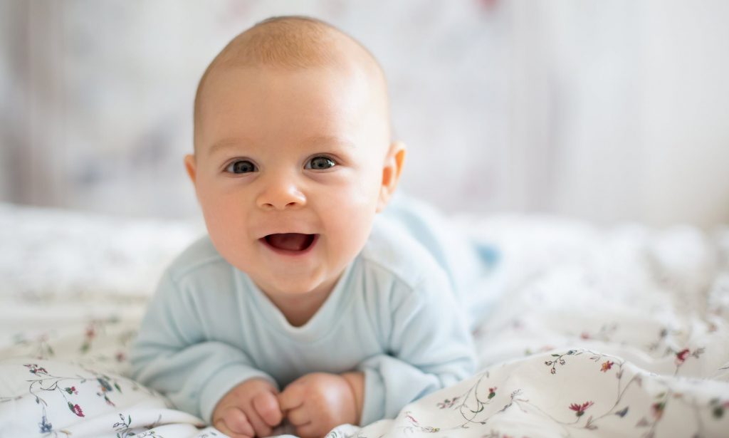 Tập nằm sấp là bài tập thể lực hiệu quả cho bé Ảnh: The Asian Parents