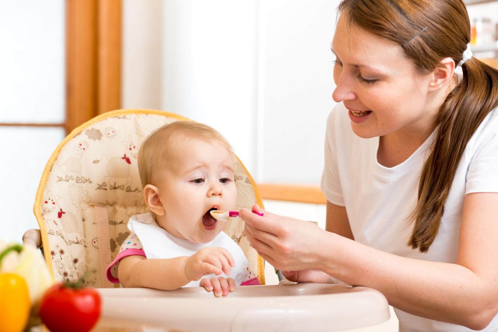 Khi bé đến 6 tháng mẹ có thể cho bé ăn dặm. Ảnh: Dinhduongonline