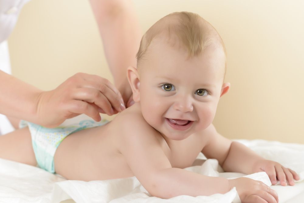 giữ da bé khô thoáng khi bé bị hăm da