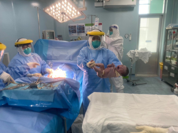 Một ca mổ bắt con ở sản phụ mắc COVID-19 tại Bệnh viện điều trị COVID-19 Củ Chi - Ảnh: Bệnh viện cung cấp
