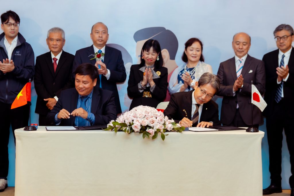 Lãnh đạo Công ty Công ty Cộng Đồng Bầu và Allexceed Japan ký kết ghi nhớ hợp tác sản phẩm phẩm "Mẹ Tròn Con Vuông" - Ngày 08 tháng 11 năm 2022
